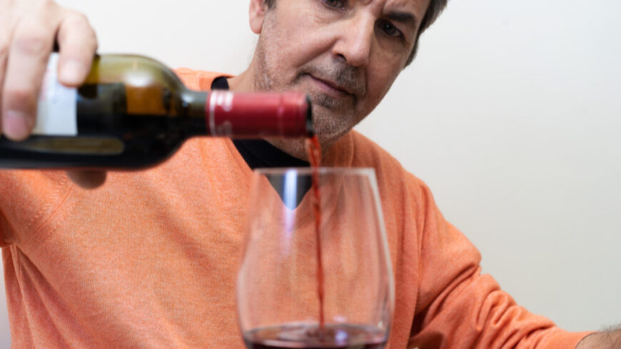 Omkring en miljon svenskar dricker alkohol i en omfattning som anses vara riskabelt. Foto: Getty Images