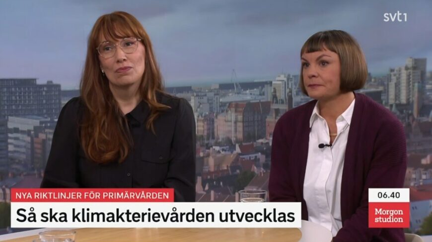Maja Österlund, projektledare på Socialstyrelsen, och Rebecka Kaplan Sturk, chefredaktör på Doktorn.com och specialistläkare i gynekologi, intervjuas om de nya riktlinjerna i SVTs Morgonstudion 14 oktober 2025. Foto: SVT Morgonstudion