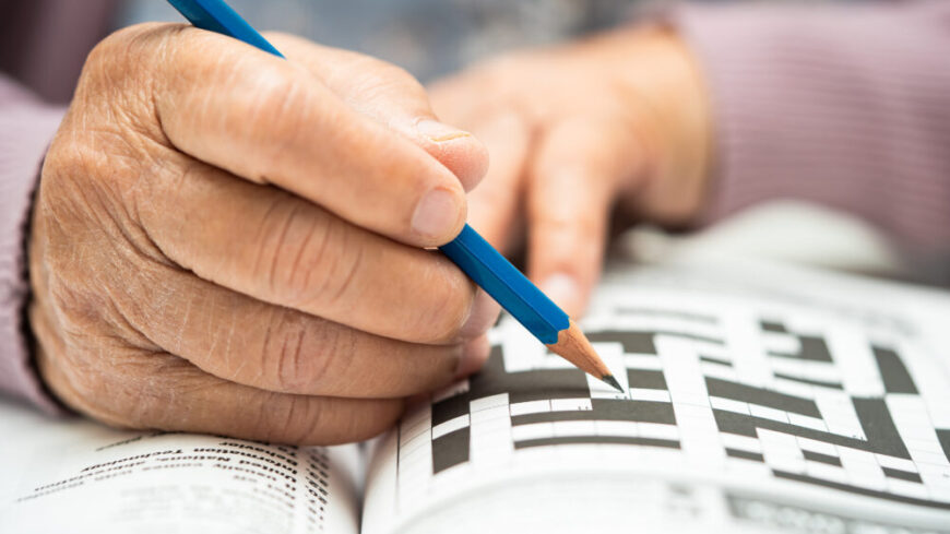 Aktiviteter som att läsa, spela spel eller lösa korsord har i vissa studier visat sig halvera risken att utveckla demens. Foto: Getty Images