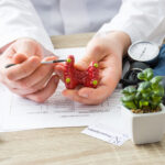 Hypoparatyreoidism – symtom, orsak & behandling