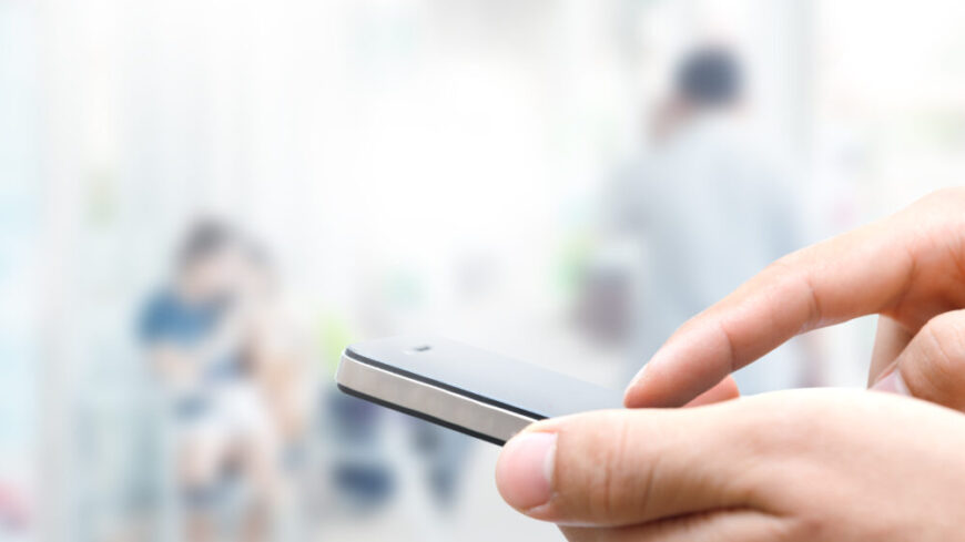 Att använda sin mobiltelefon på toa kan medföra en del risker. Foto: Getty Images