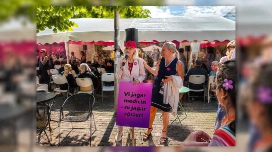 Alexandra Charles och Helena Kopp Kallner, initiativtagare till   Östrogenmarschen under Almedalsveckan, där kvinnor och vårdprofessionen uppmärksammade bristen på östrogenläkemedel och krävde politiska åtgärder. Foto: Rebecka Kaplan Sturk