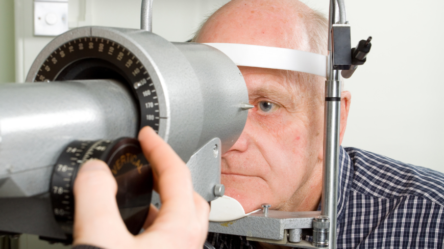 Behandlingen vid glaukom syftar till att sänka trycket i ögat och på så sätt fördröja och förhindra att synnervsskador utvecklas eller förvärras. Foto: Shutterstock