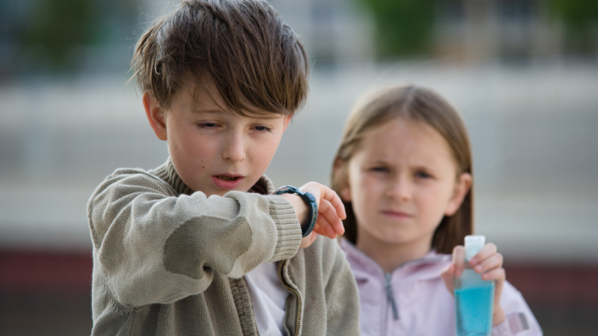 Med varje andetag följer partiklar, virus och bakterier med ned i och irriter... Foto: Shutterstock