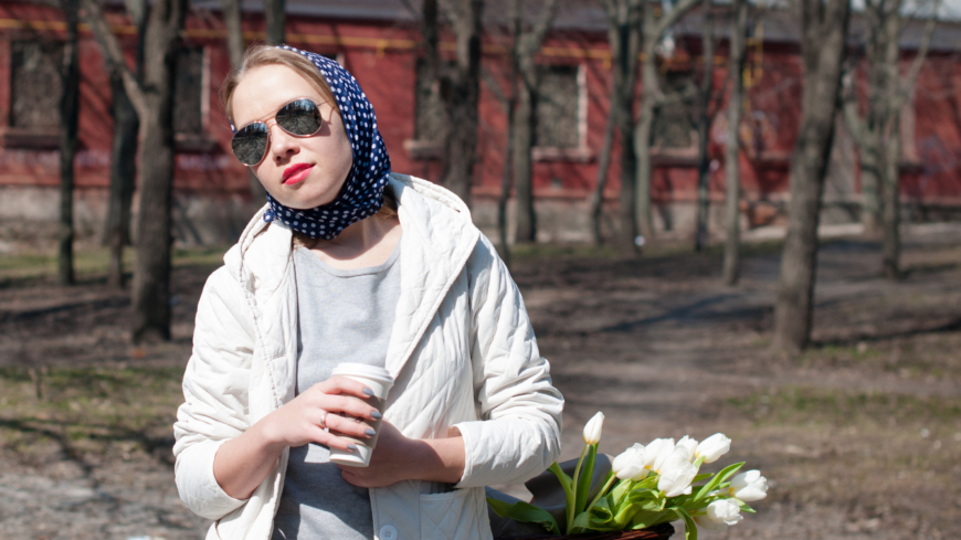 Docent Pelle Lindqvist menar att vi bör sola dagligen och sola kort mitt på dagen, till exempel ta lunchkaffet i solen. Foto: Shutterstock