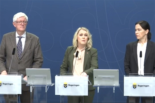 Johan Carlson, generaldirektör på Folkhälsomyndigheten, socialminister Lena Hallengren (S) samt Olivia Wigzell, generaldirektör för Socialstyrelsen. Foto: Shutterstock