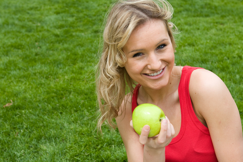 Livsmedelsverket rekommenderar att vi får i oss 500 gram frukt och grönt om dagen vilket motsvarar ungefär tre frukter.  Foto: Shutterstock