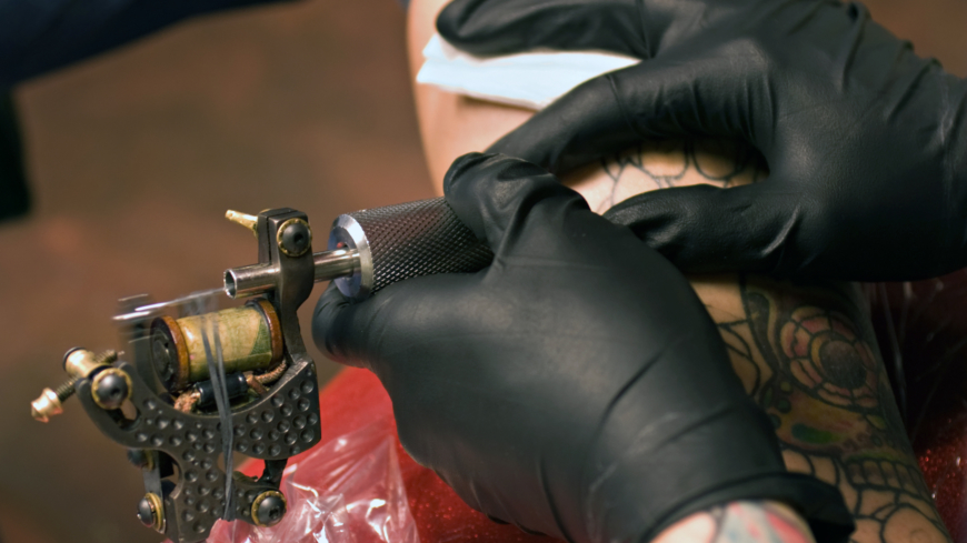 Hepatit C kan bland annat spridas genom orena tatueringsnålar. Foto: Shutterstock