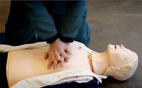 Webb-TV: Hjärt-lungräddning på vuxna