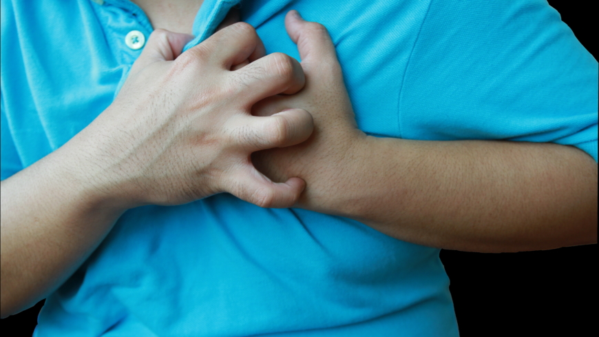 Vanliga symtom vid hjärtinfarkt är bröstsmärta, utstrålande smärta i armar och andfåddhet. Foto: Shutterstock
