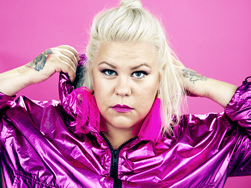 Kajjan Andersson är samhällsdebattör och journalist och debuterar som författare med boken ”Livsviktigt – en handbok i kroppspositivt föräldraskap”. Foto: Gabriel Liljevall