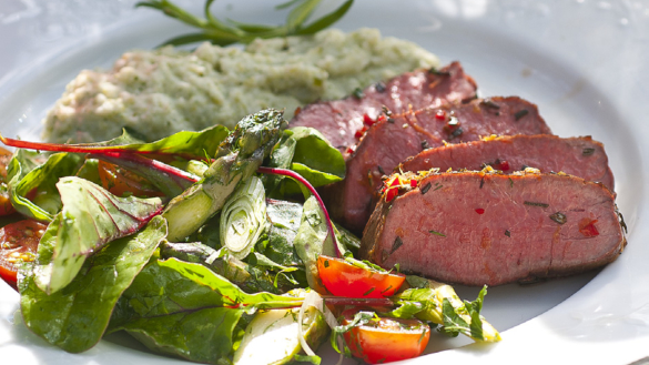 Rosmarinrullad lammfilé med sparrissallad