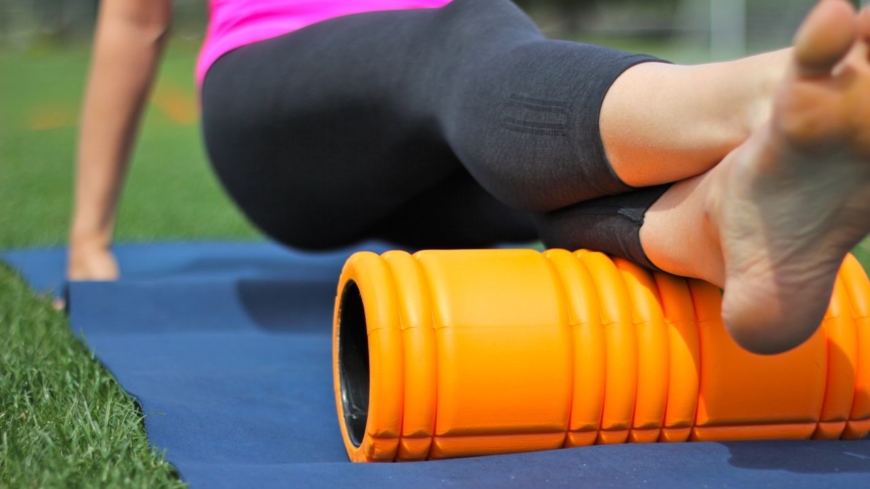 Stretcha med en rulle kan ge en skön känsla i musklerna. Foto: Shutterstock