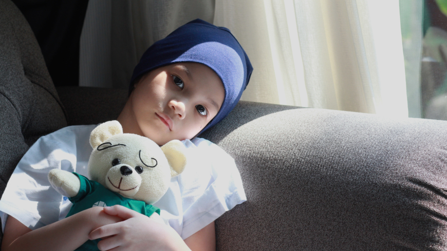 När barn insjuknar i cancer blir familj, vårdpersonal och kanske favoritgosedjuret ett viktigt stöd. Foto: Shutterstock