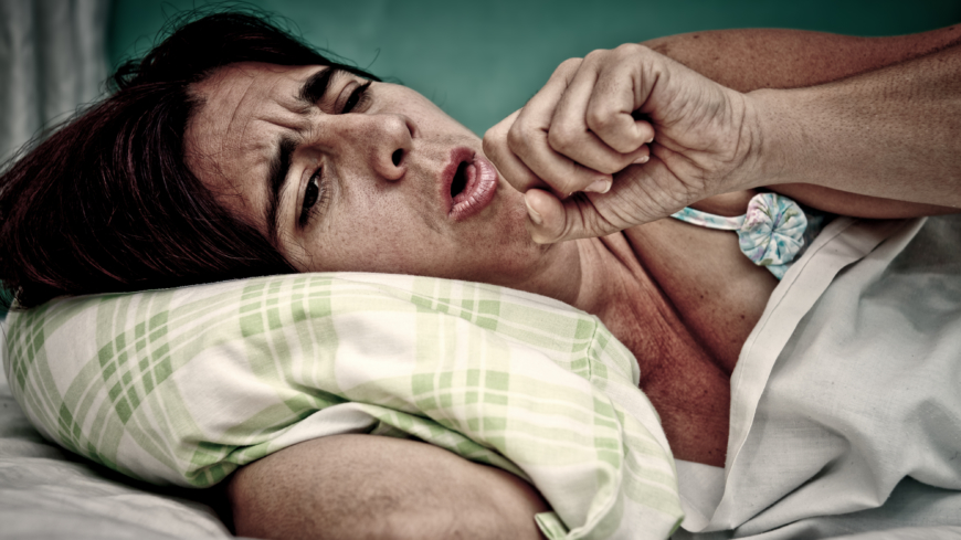 Tecken på pneumoni kan vara smärta när man andas in, smärta i bröstet, eller del av bröstet, ofta i kombination med hosta och att man blir andfådd. Foto: Shutterstock
