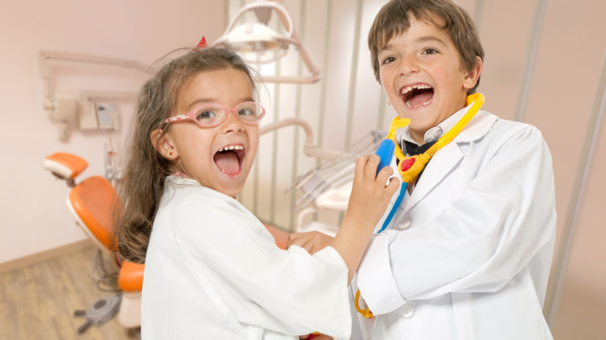 En relation med humoristiska inslag underlättade besöket hos tandläkaren. Foto: Shutterstock