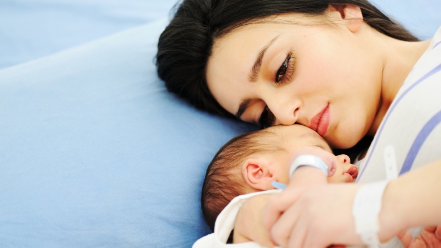 Kängurumetoden går ut på att barnet vårdas hud mot hud. Foto: Shutterstock