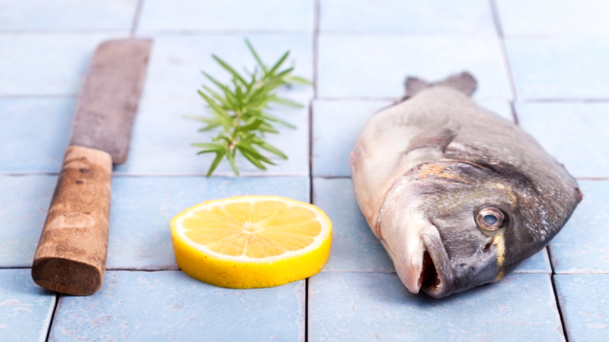 För att tillföra D-vitamin, jod och selen bör vi också äta mer fisk, enligt de nya kostråden från Livsmedelsverket. Foto: Shutterstock