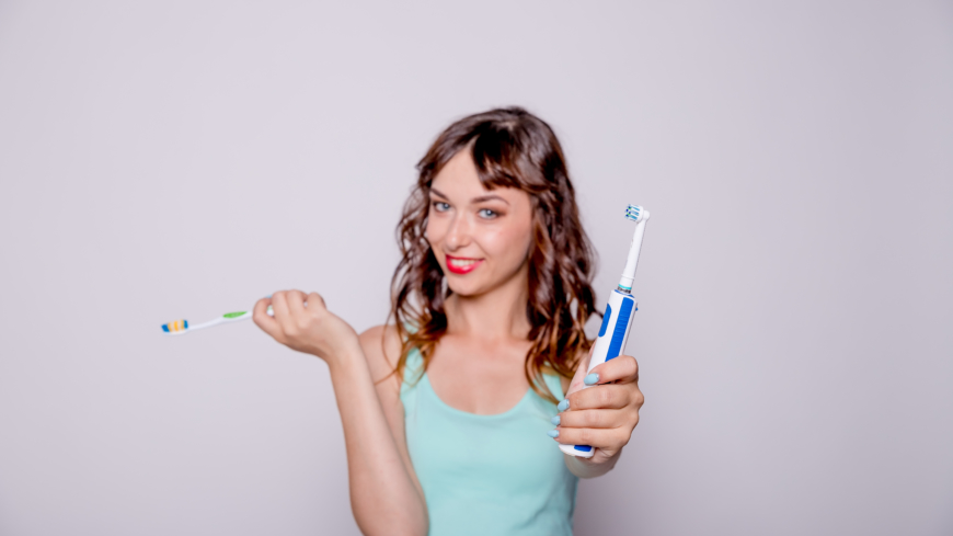  Bytt ut din gamla traditionella tandborste mot en eltandborste? Få maximal effekt genom att lära dig använda den rätt! Foto: Shutterstock