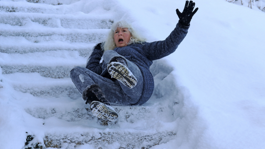Fallolyckor utomhus under vintern leder ofta till allvarliga problem för den som drabbas. Vissa yrkesgrupper är mer utsatta än andra. Foto: Shutterstock