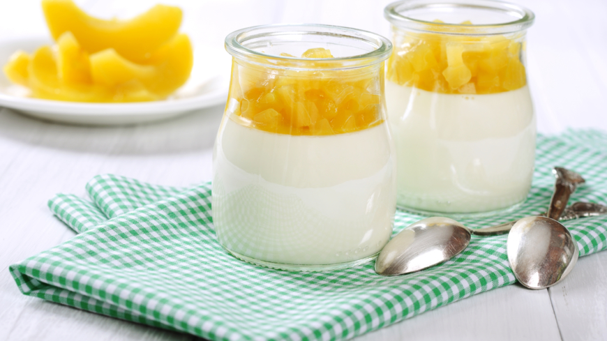 Citrongräs­marinerad mango med limeyoughurt­mousse