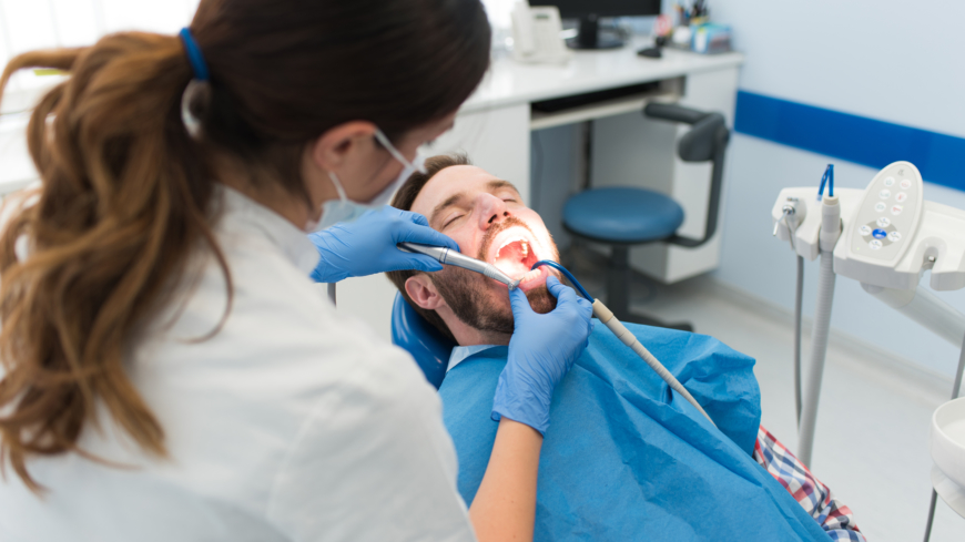 Den största minskningen i andel tandvårdsbesök över tid ses i åldersgruppen 35-49 år. Foto: Shutterstock