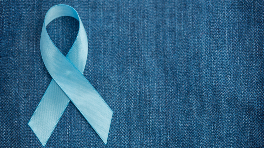 Du kan stödja forskningen kring prostatacancer genom att köpa det blå bandet, bland annat på apotek. Foto: Shutterstock