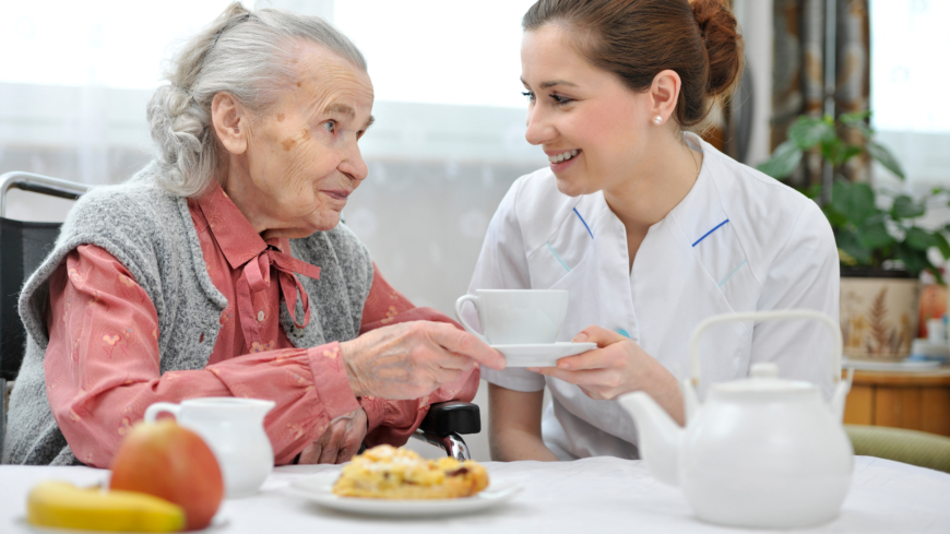 För hemtjänstpersonal innebär de nya riktlinjerna att de kan komma att behöva tillbringa mer tid hos dementa personer. Foto: Shutterstock