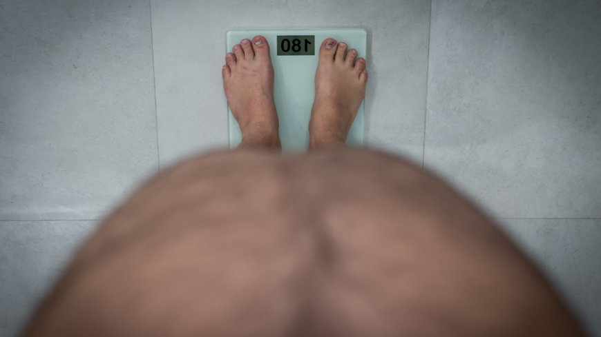  Något som kan liknas vid en inbyggd badrumsvåg bidrar till att hålla kroppsvikten och därmed fettmassan konstant hos människa.  Foto: Shutterstock