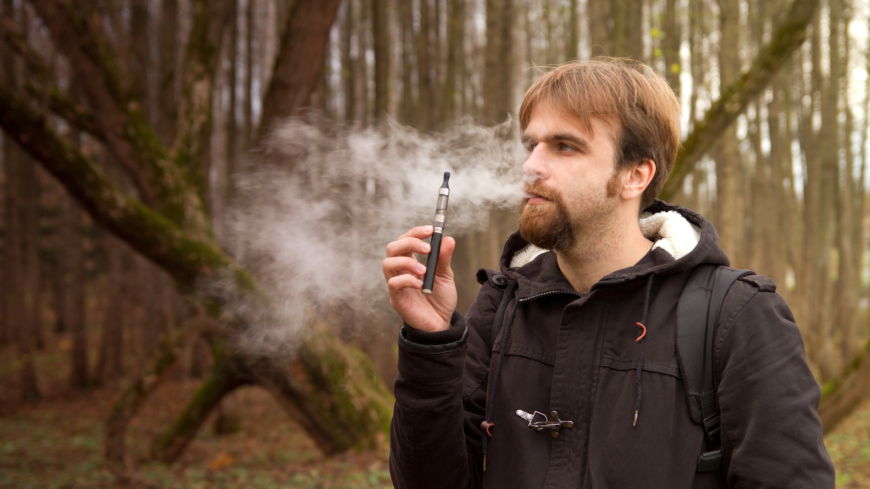 Det kan ta flera år innan forskarna kan se och bekräfta de eventuellt skadliga effekterna från de populära e-cigaretterna. Foto: Shutterstock