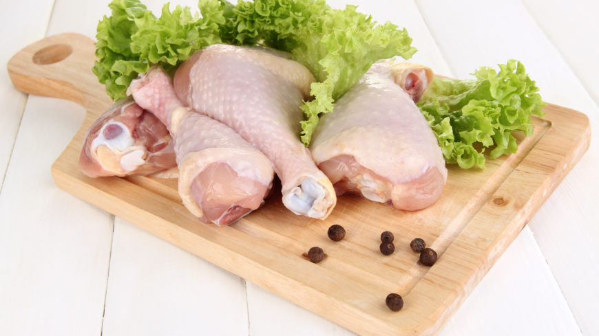 Bakterierna campylobakter finns i otillagad kyckling och kan orsaka kräkningar och diarré. Foto: Shutterstock