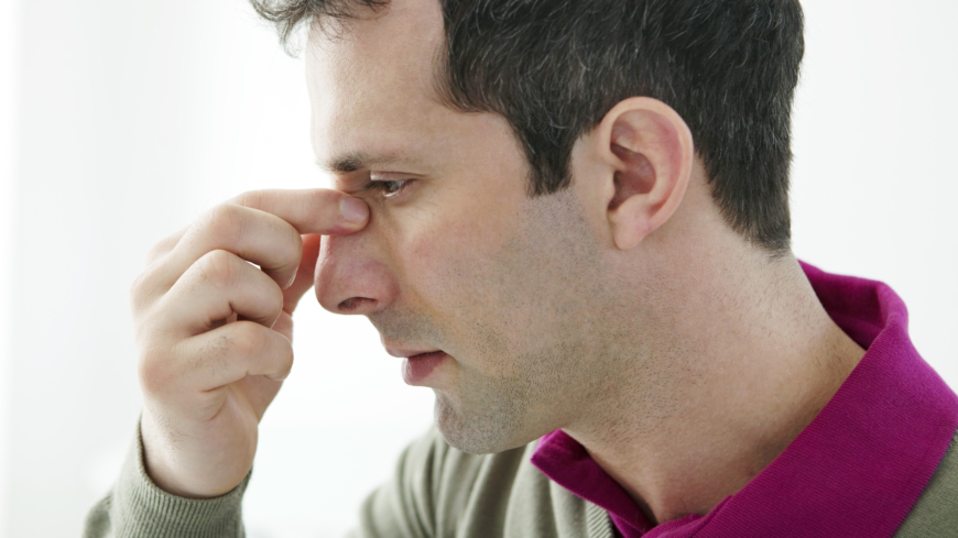 Заложенность носа боль в горле кашель. Sinusitis man. Фото уши врач.