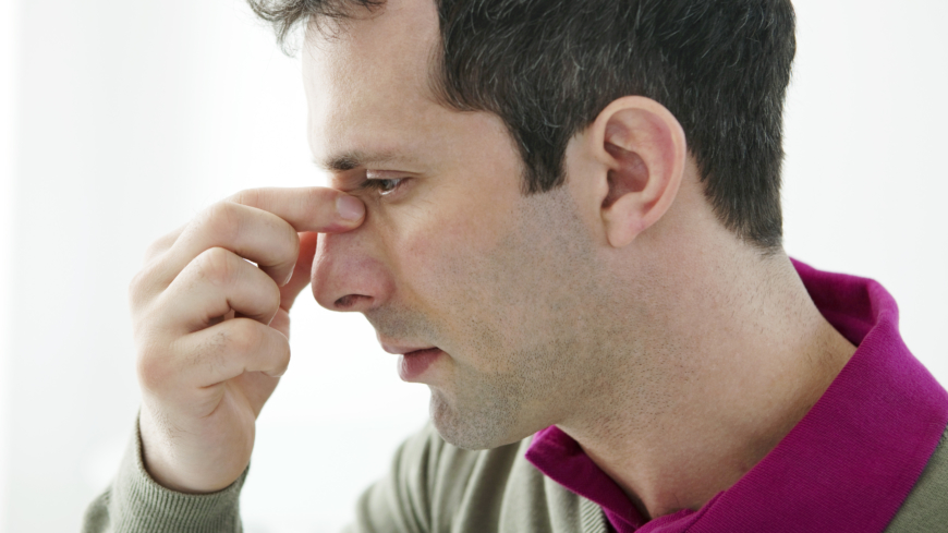 Sinusitis man. Фото уши врач.