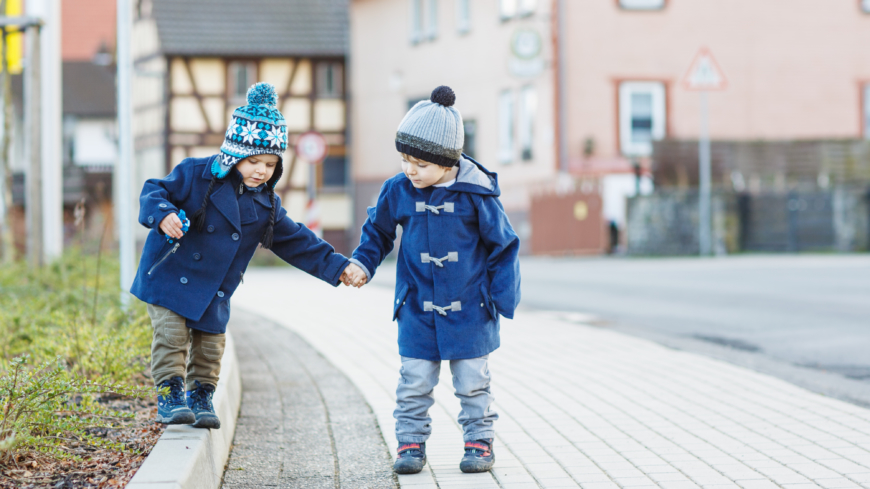 Efter en promenad på lunchen känner du dig mer avslappnad och kan hantera stress bättre under resten av dagen, visar ny forskning. Foto: Shutterstock