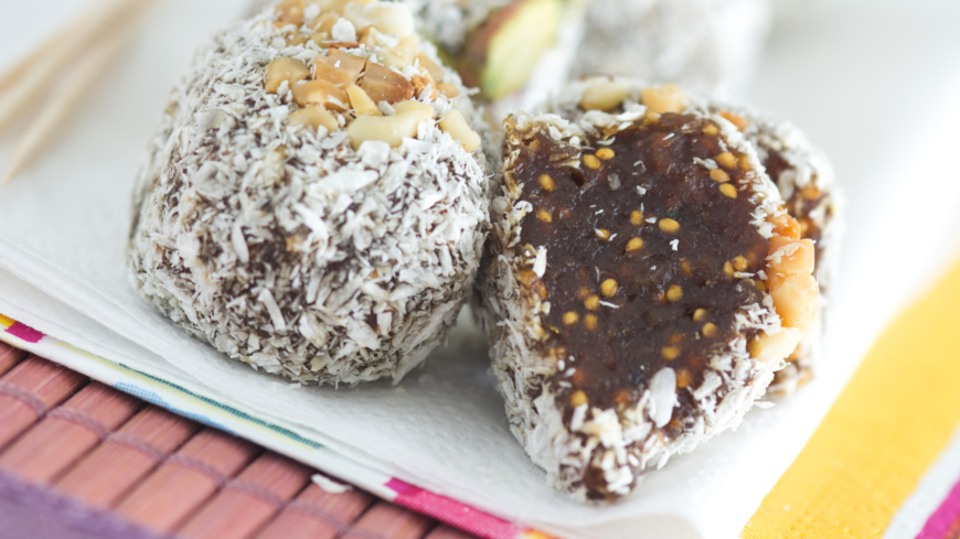 Dessa frukt- och nötbollar är ett nyttigt alternativ till chips och godis. Foto: Shutterstock