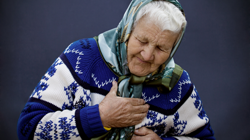 Tryck över bröstet och plötslig andfåddhet kan vara tecken på kärlkramp. Foto: Shutterstock