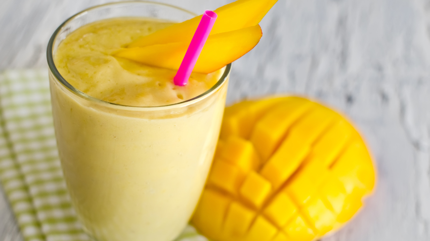 Svalkande mylkshake med kokosvatten och färsk frukt