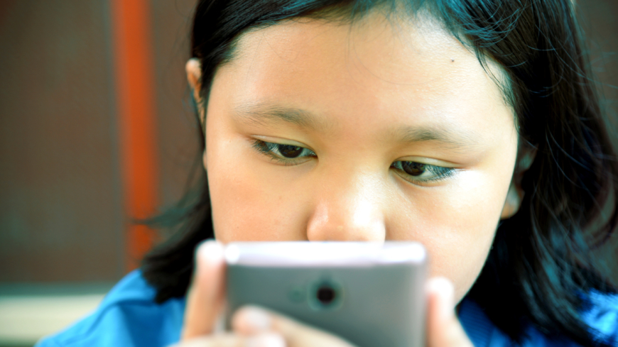 När man håller sin smartphone på 10-15 centimeters avstånd från ögat krampar muskeln i ögat fast och en falsk närsynthet uppstår. Foto: Shutterstock