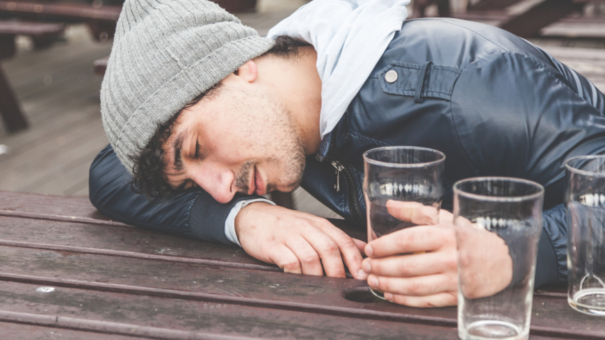 Mycket alkohol på kort tid gör att det uppstår förändringar i den del av hjärnan som hanterar inlärning och minne. Foto: Shutterstock