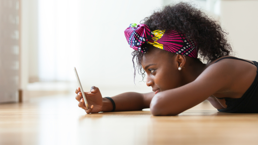 Studien visar bland annat att barn och ungdomar äter för dåligt och rör sig för lite och att det finns ett samband med skärmanvändningen. Foto: Shutterstock