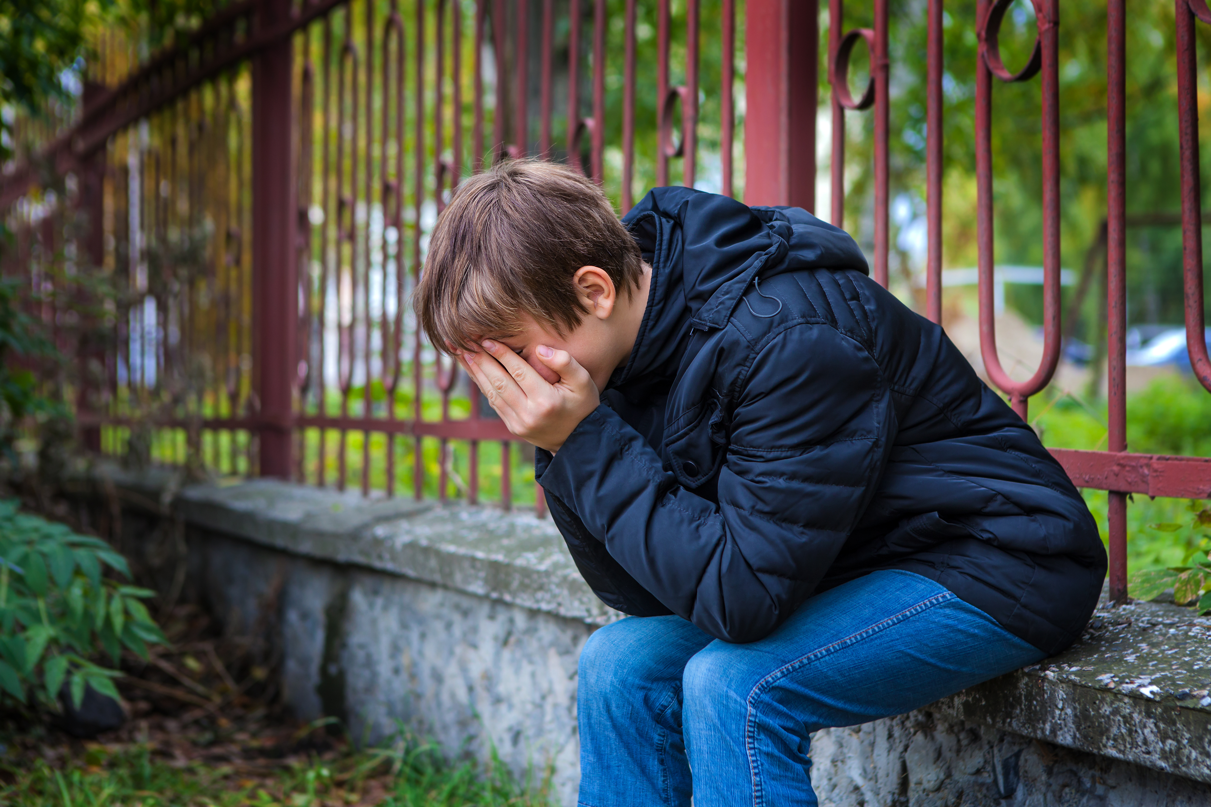 Sad year. Грустный подросток. Плачущий подросток. Расстроенный подросток. Грустный мальчик подросток.