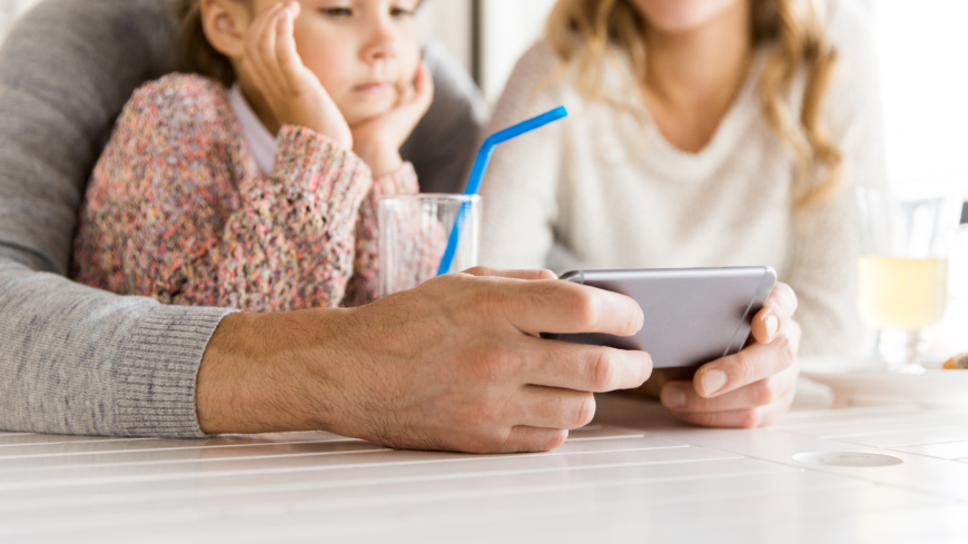 Den nya BarncancerAppen gör att alla närstående kan ta del av viktig – och alltid uppdaterad – information på ett snabbt och smidigt sätt. Foto: Shutterstock