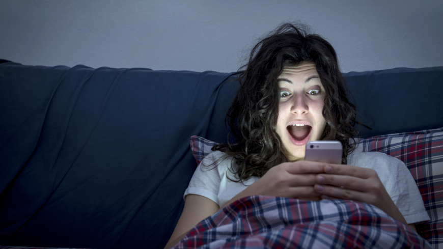 Vi arbetar, ser på teve, lyssnar på radio eller kollar mobiltelefonen i sängen som inte längre är en plats där man bara sover. Foto: Shutterstock