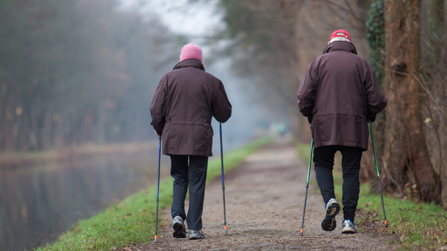 Under pandemin är det ännu viktigare att vi kommer ut och promenerar, för att må bra både fysiskt och mentalt. Foto: Shutterstock