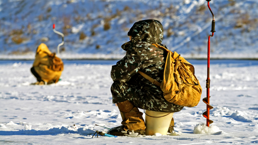 Kontrollera isläget kontinuerligt och undvik att vara ensam på isen. Foto: Shutterstock