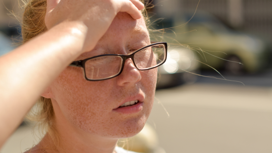 I riktigt varmt väder försöker din kropp göra sig av med överskottsvärme och det gör kroppen genom att svettas.  Foto: Shutterstock