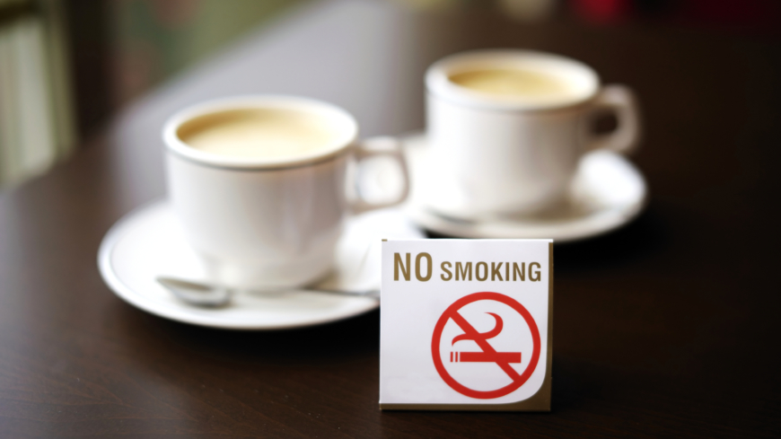Serveringspersonalen själva fortfarande röker avsevärt mycket mer än andra. Foto: Shutterstock