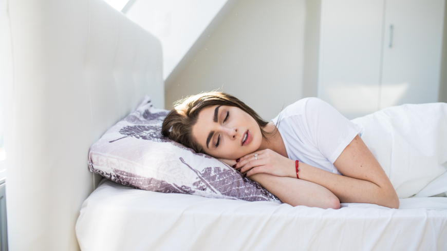 Utifrån resultaten kunde forskarna bland annat se att unga människor upp till ungefär 65 års ålder påverkades mest av sömnlängden. Foto: Shutterstock