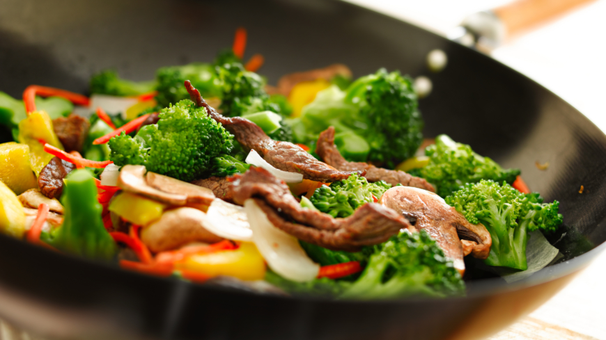 Stirfry med entrecote, broccoli och hett koriandersmör