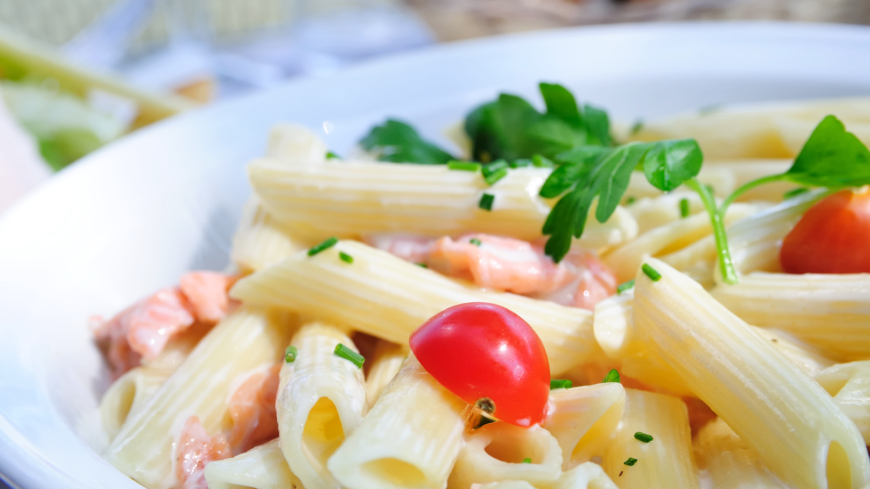 Pasta med laxsås och räkor